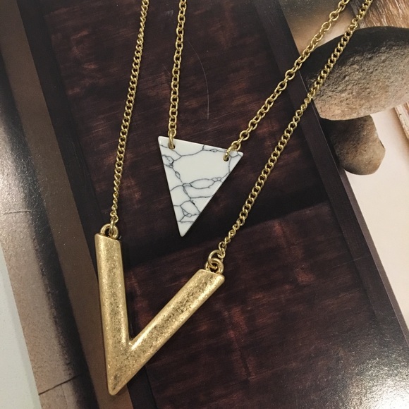 White marble v shape gold geometric necklace - Picture 2 of 3
